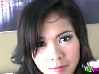 Amateur Thai babe mouth fucks man s penis